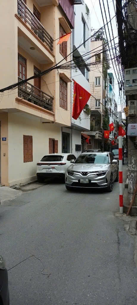 BÁN NHÀ PHÚ DIỄN KHU PHÂN LÔ QUÂN ĐỘI 37M2 X 3 TẦNG , CHỦ CÁN BỘ NHÀ NƯỚC XÂY CHẮC CHẮN , Ô TÔ ĐỖ CỬA , CÓ VỈA HÈ , TIỆN ÍCH ĐẦY ĐỦ , CHỈ 9.2 TỶ